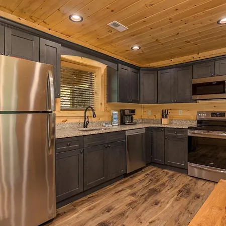 Hidden Gem Cabin For Up To 10 With Wi-Fi, Game Room, Hot Tub And Swim Spa, Close To Town, Private